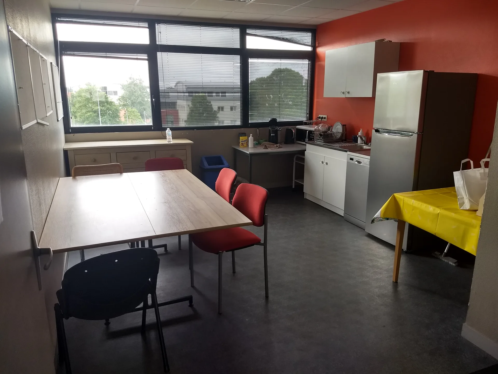 La cuisine et l’espace de pause partagés chez Coworkom