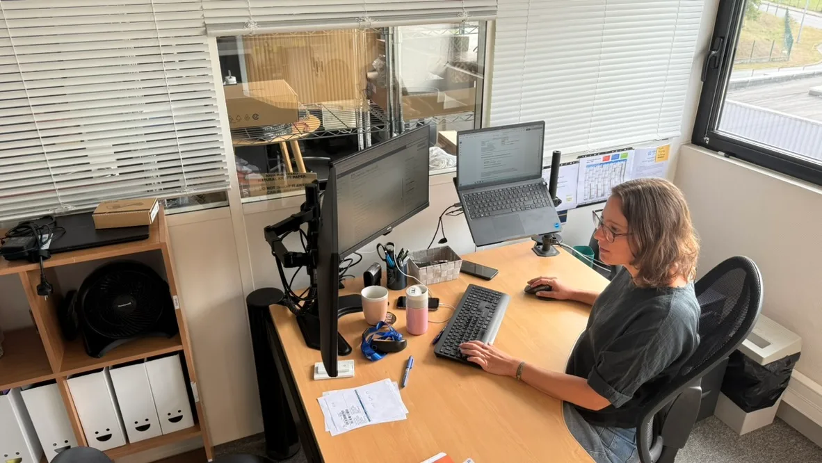 Anne Trupel au travail dans les bureaux de Xankom
