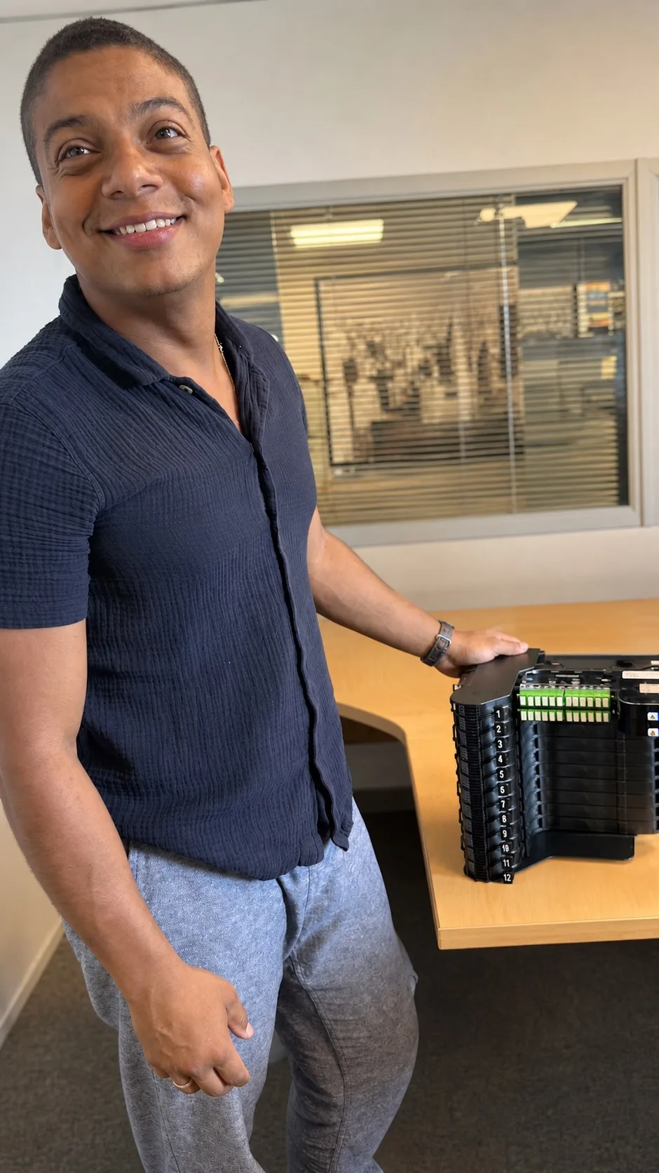 Douglas présentant une cassette optique de raccordement fibre