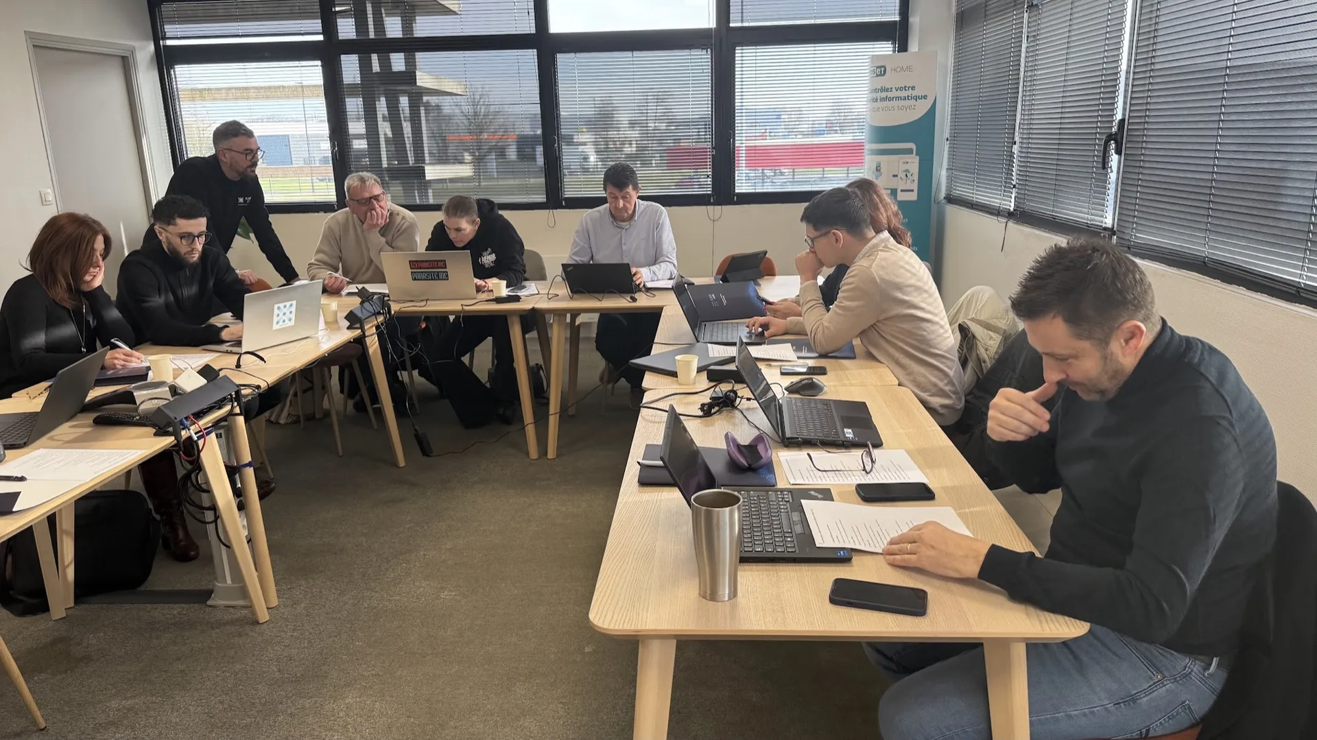 Participants à une formation pratique à l’intelligence artificielle animée par Xankom
