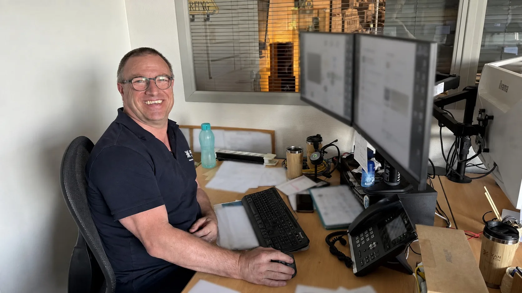 Loïc au bureau, au support des clients Xankom