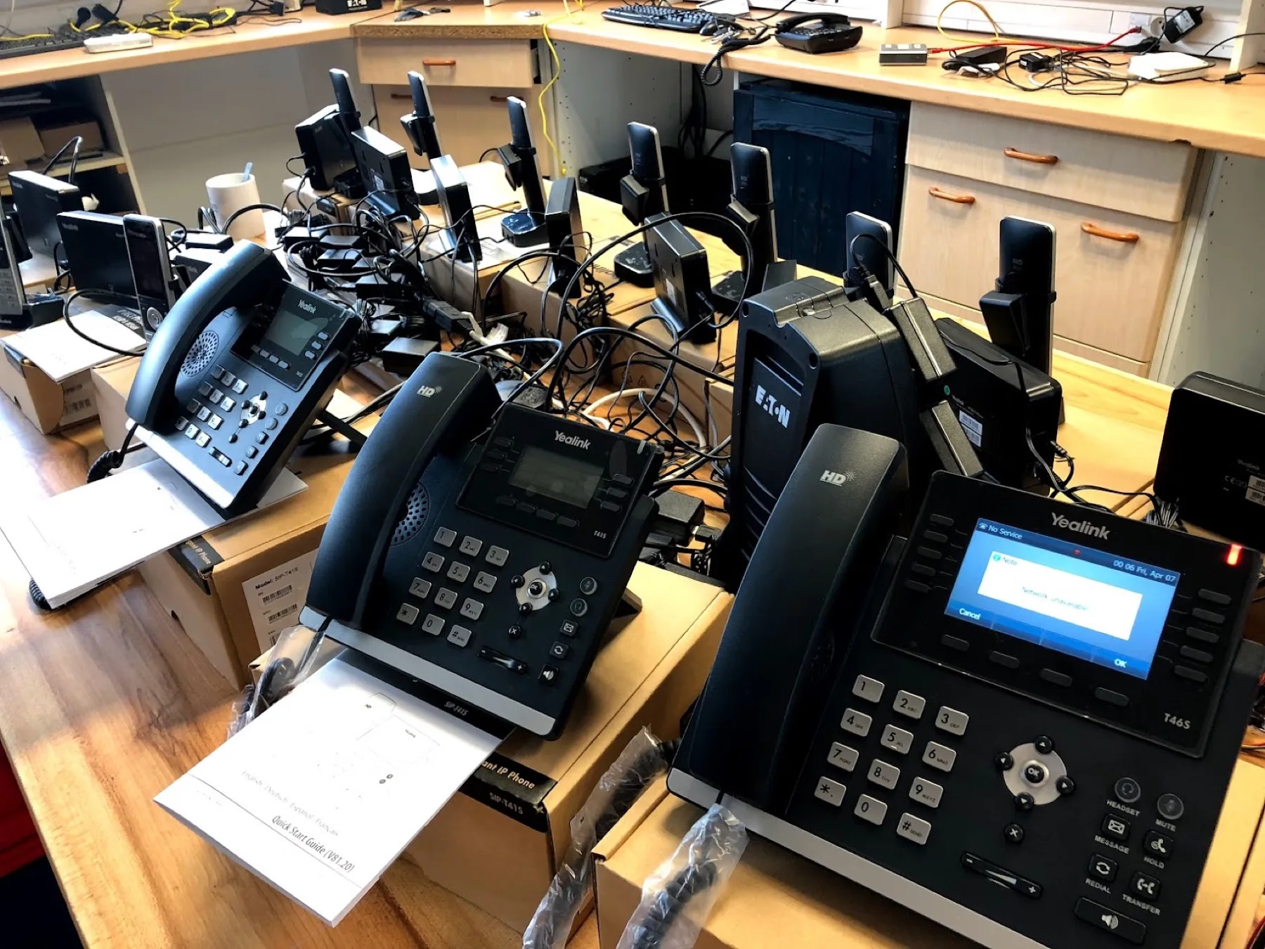 Série de téléphones professionnels préparés et testés avant leur déploiement