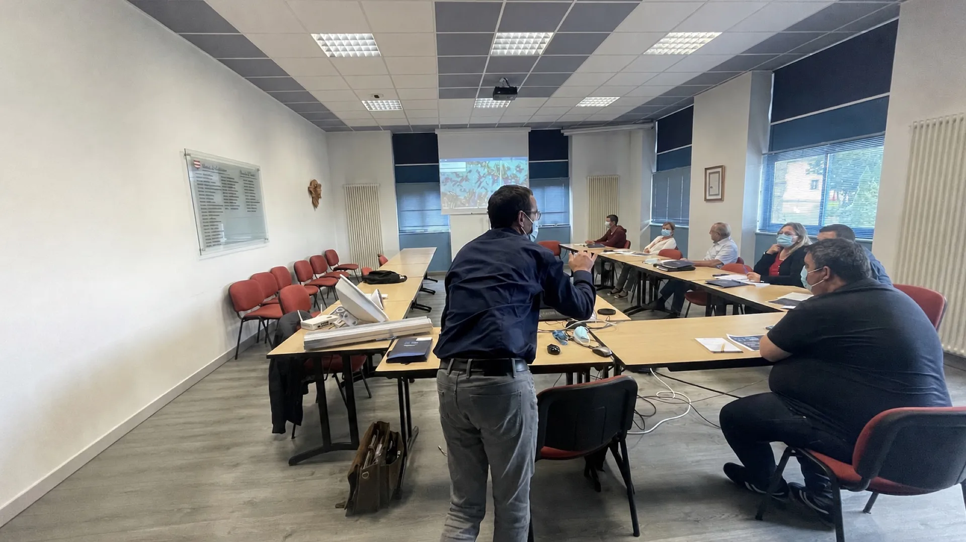 Présentation de Xankom devant les élus et agents réunis dans la salle du conseil d’une mairie