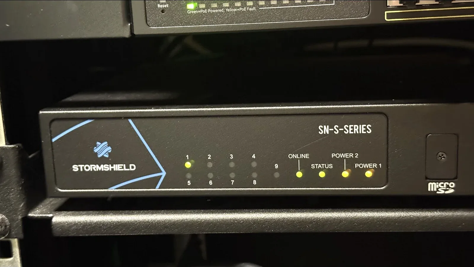 Pare-feu Stormshield en service dans une baie informatique