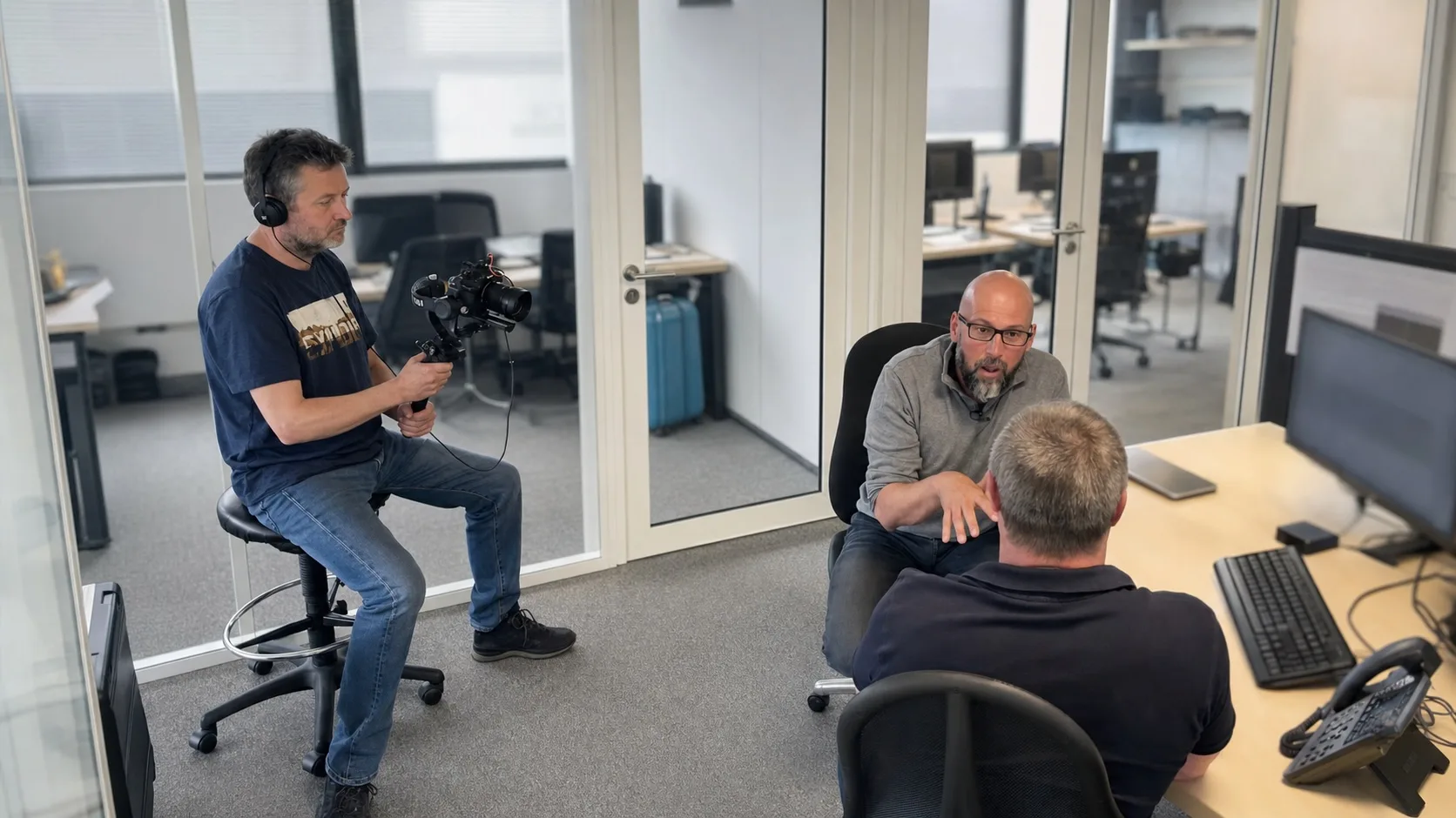 Loïc interviewé dans les locaux de Xankom pendant un tournage de Tébéo
