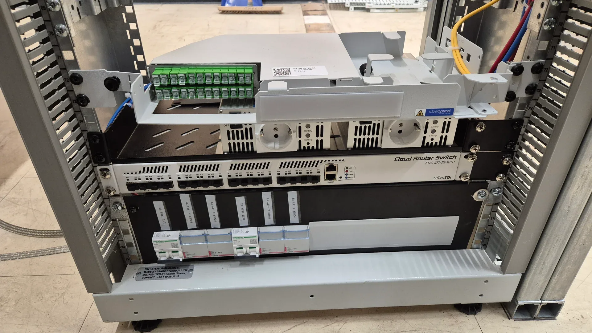 Tiroir de raccordement fibre optique, commutateur et alimentation préparés dans une baie par Xankom Morbihan